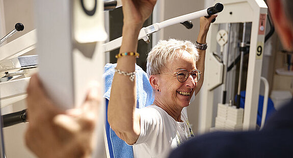 Frau im MTT Training Eine Frau trainiert im MTT.