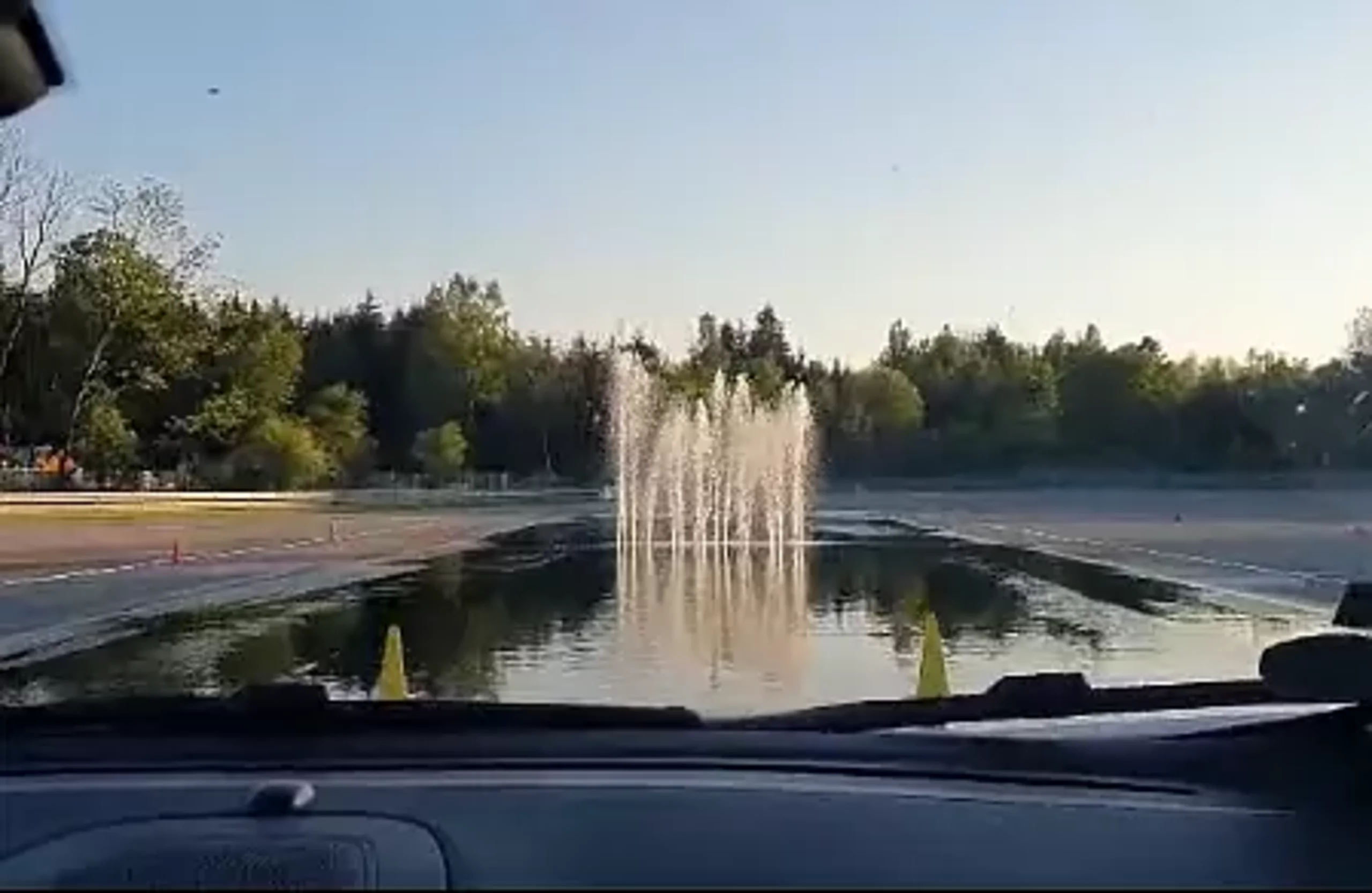 Einübung einer Gefahrensituation beim ADAC in Kempten: Fahren auf nasser Fahrbahn