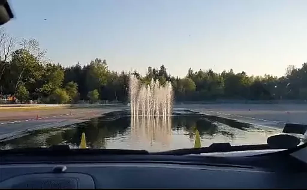 Einübung einer Gefahrensituation beim ADAC in Kempten: Fahren auf nasser Fahrbahn