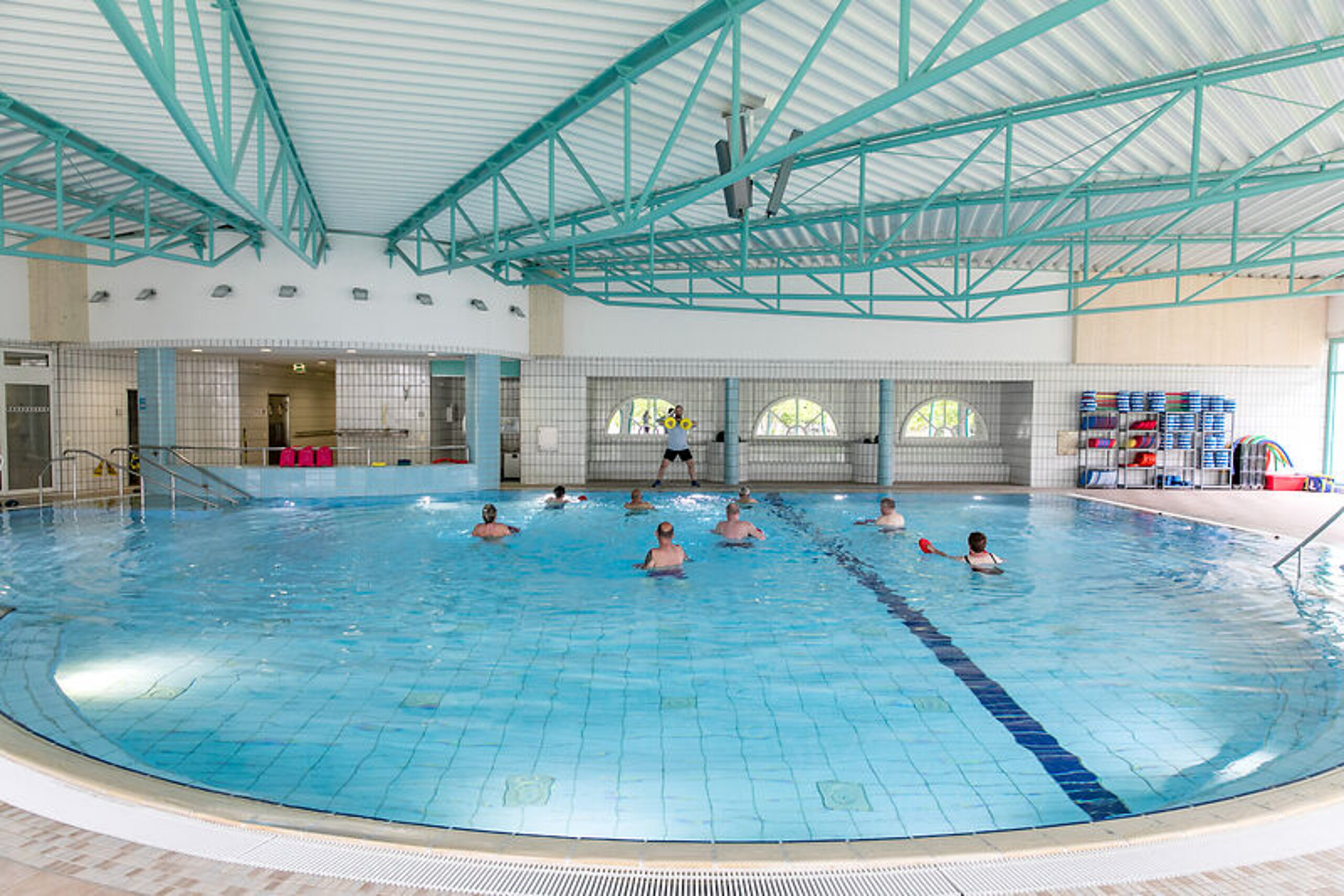 Im Bewegungsbad befinden sich Rehabilitanden bei der Wassergymnastik.