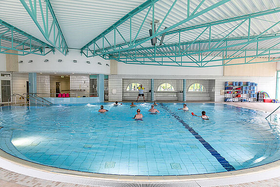 Im Bewegungsbad befinden sich Rehabilitanden bei der Wassergymnastik.