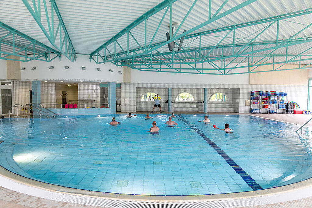 Im Bewegungsbad befinden sich Rehabilitanden bei der Wassergymnastik.