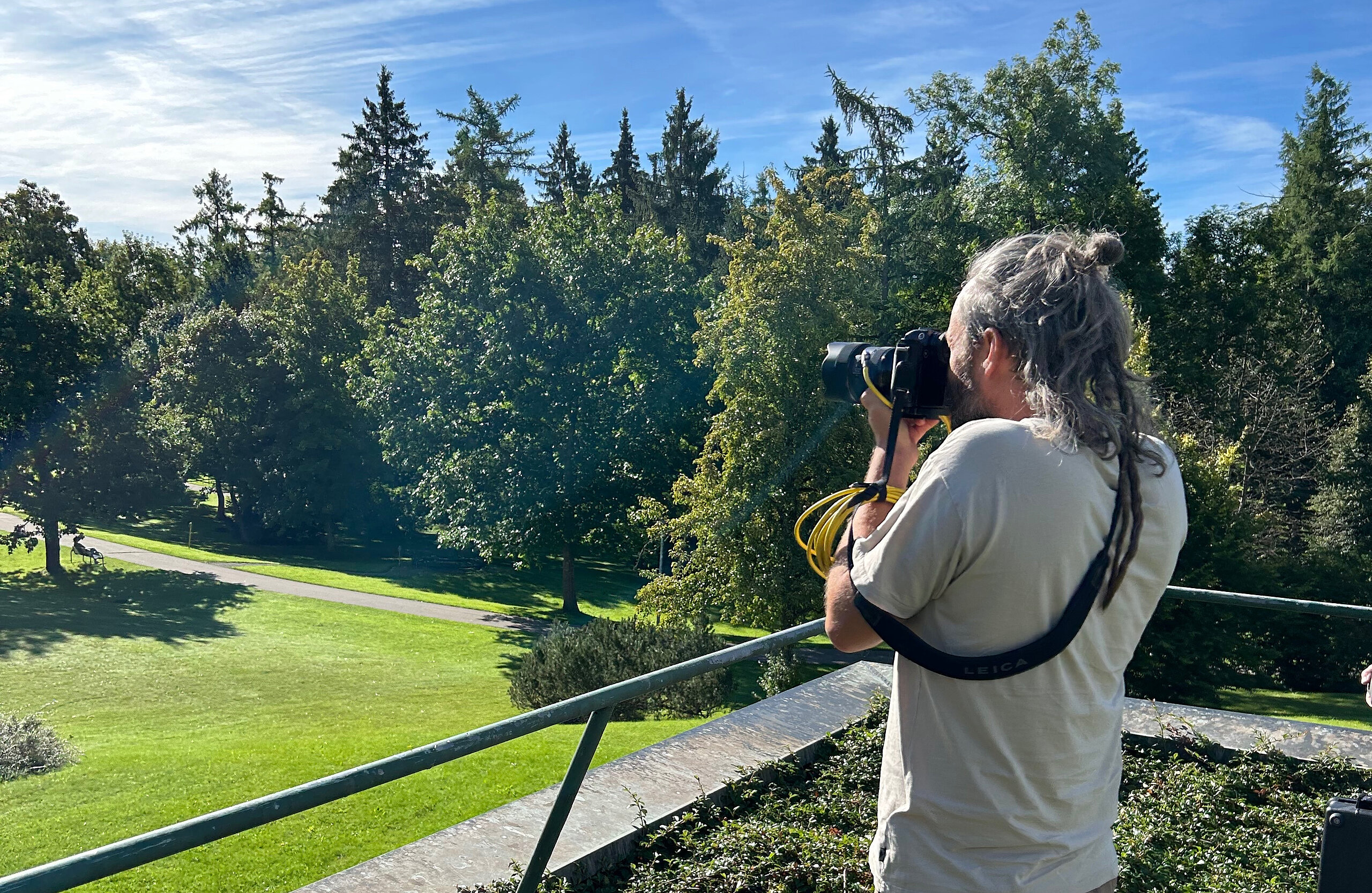 Fotograf macht Fotos von der Außenanlage
