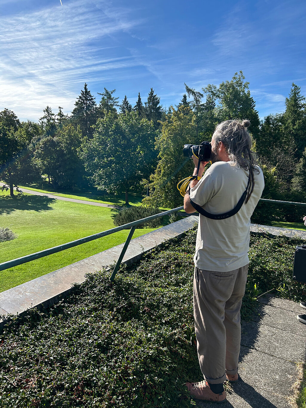 Fotograf macht Fotos von der Außenanlage