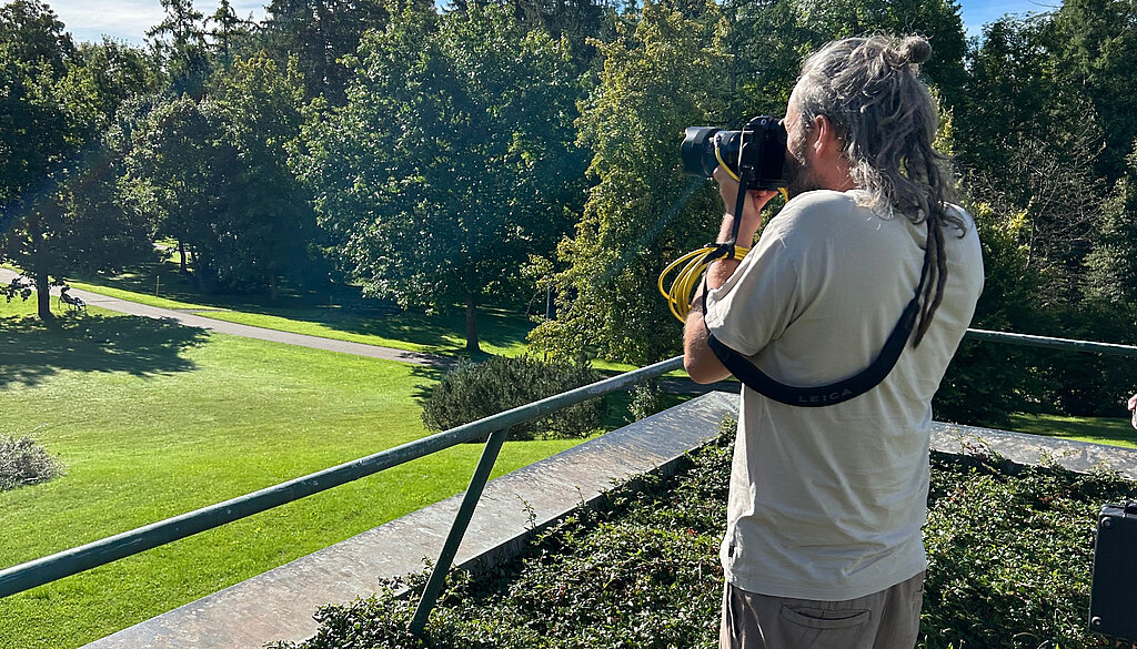 Fotograf macht Fotos von der Außenanlage