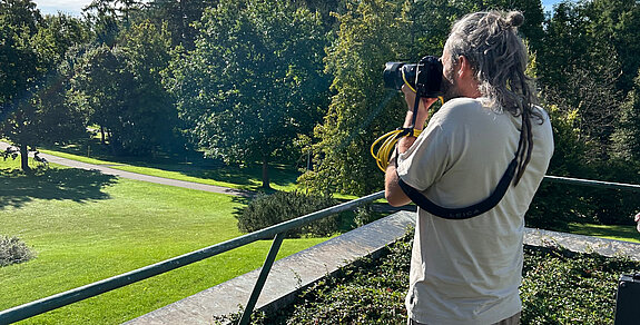 Fotograf macht Fotos von der Außenanlage