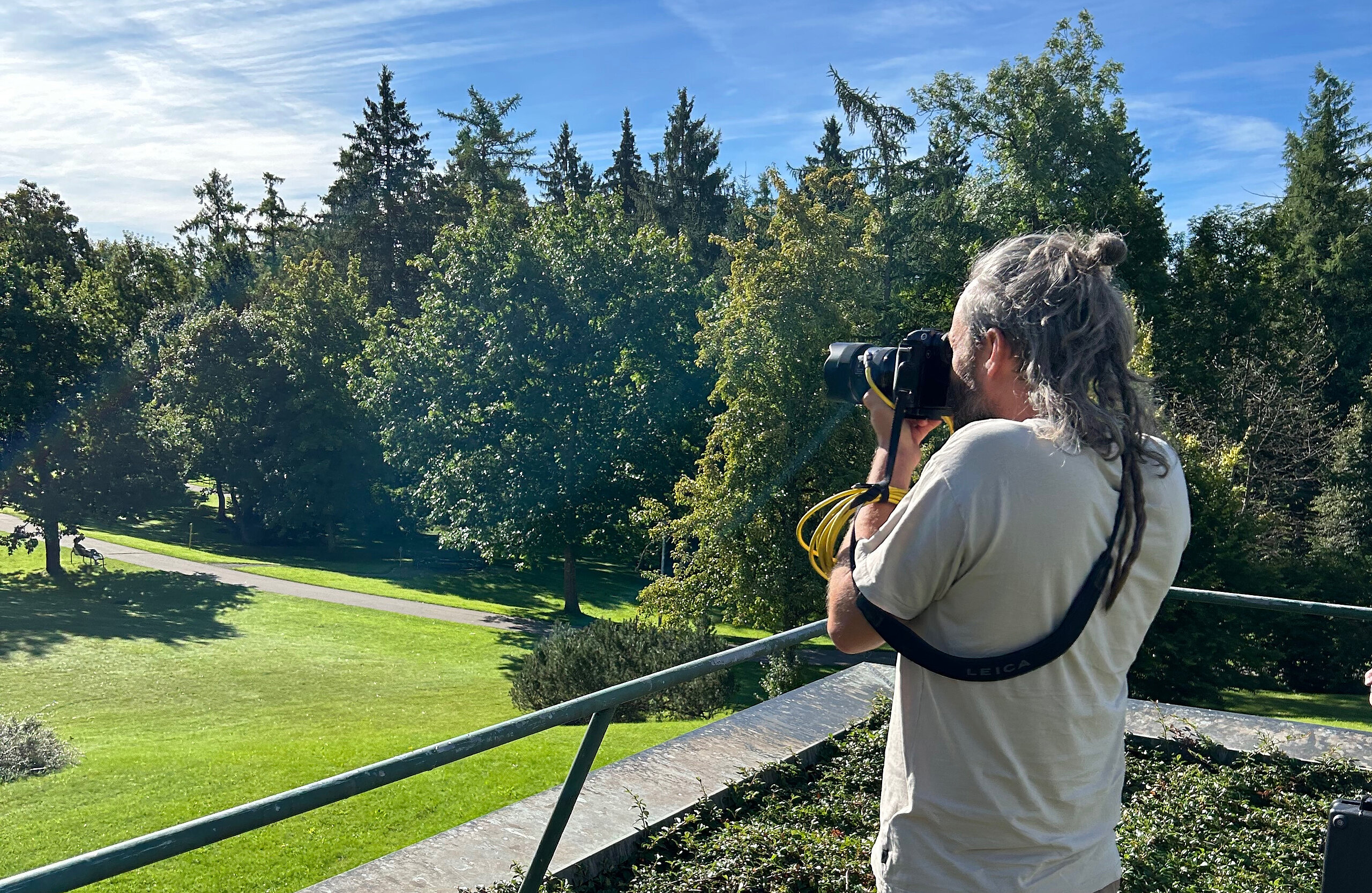 Fotograf macht Fotos von der Außenanlage