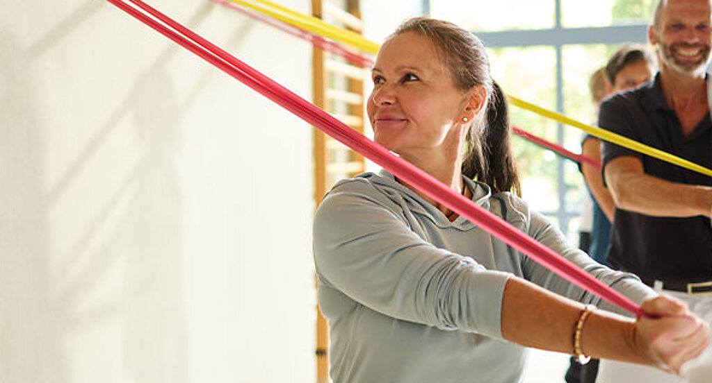 Training mit Terrabändern Mehrere Patienten trainieren mit Terrabändern in der Halle.