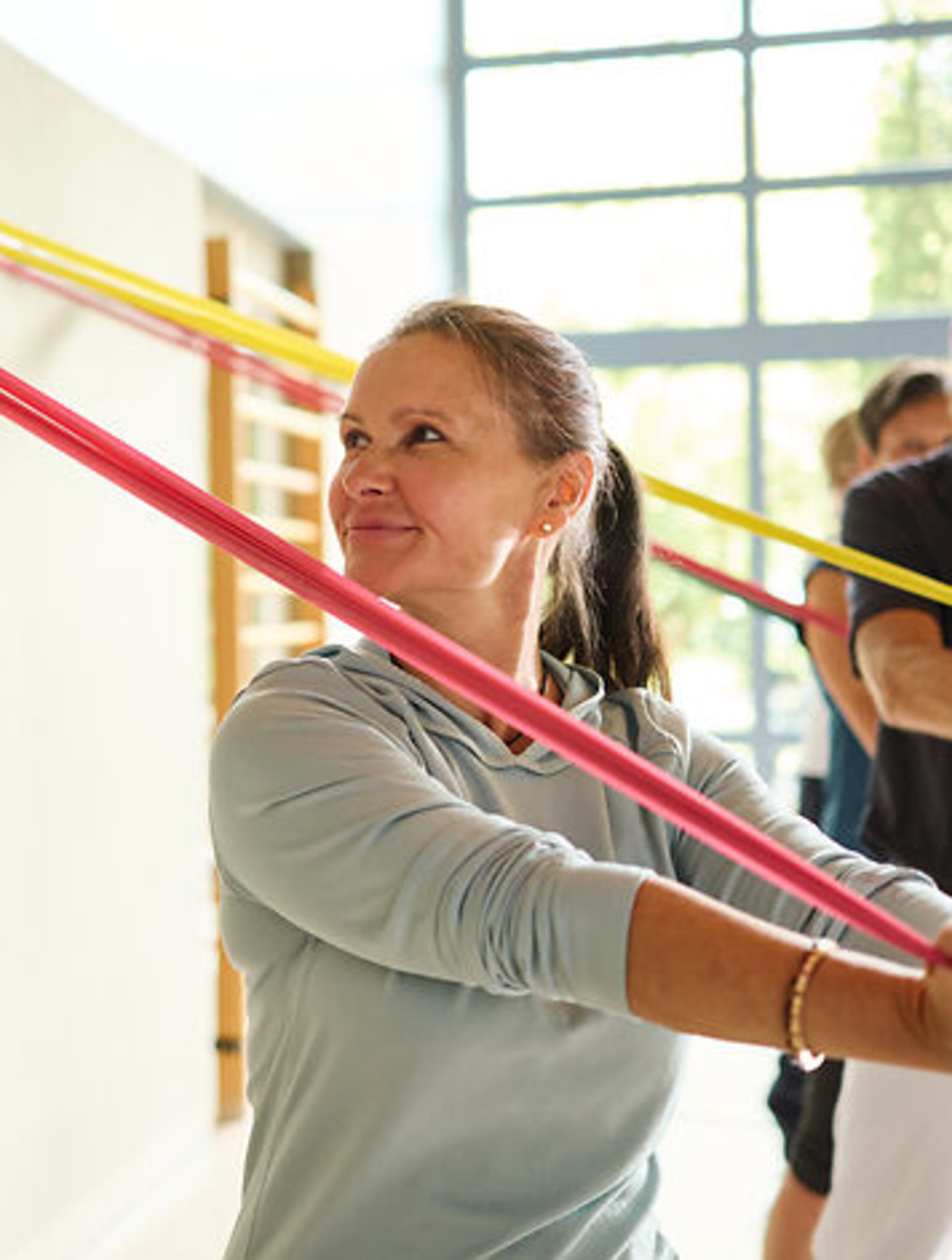 Training mit Terrabändern Mehrere Patienten trainieren mit Terrabändern in der Halle.