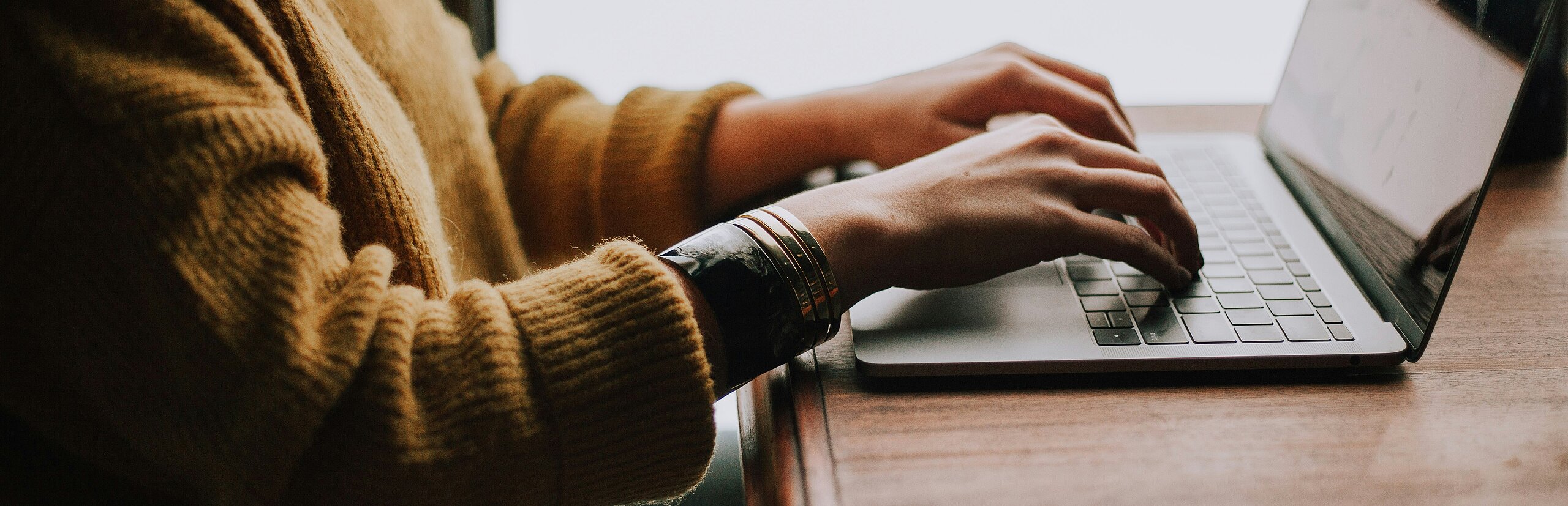 Person tippt etwas auf dem Laptop.