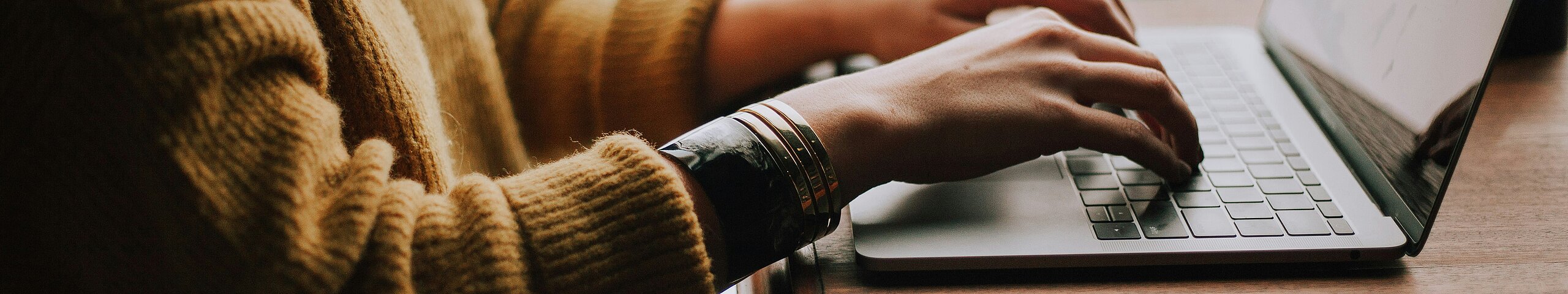 Person tippt etwas auf dem Laptop.