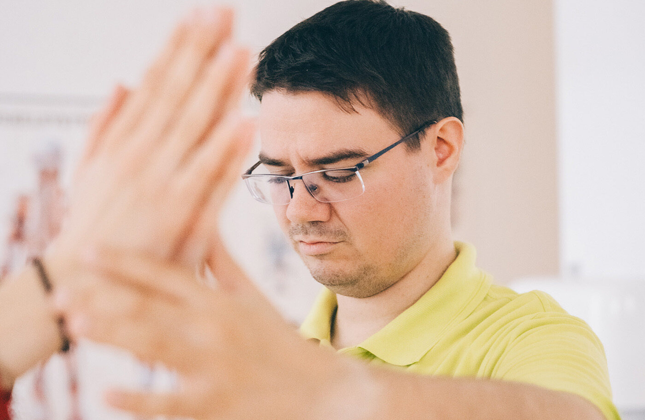 Blinder Physiotherapeut bei der Behandlung.