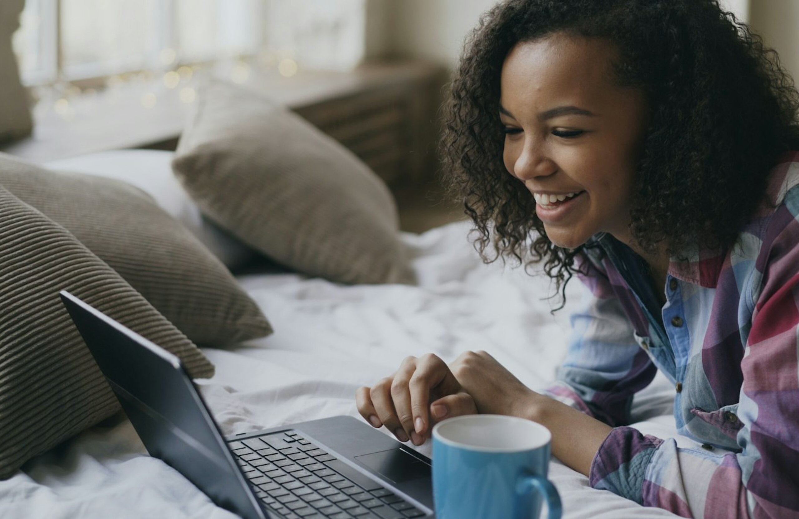 Eine Frau schaut in den Laptop.