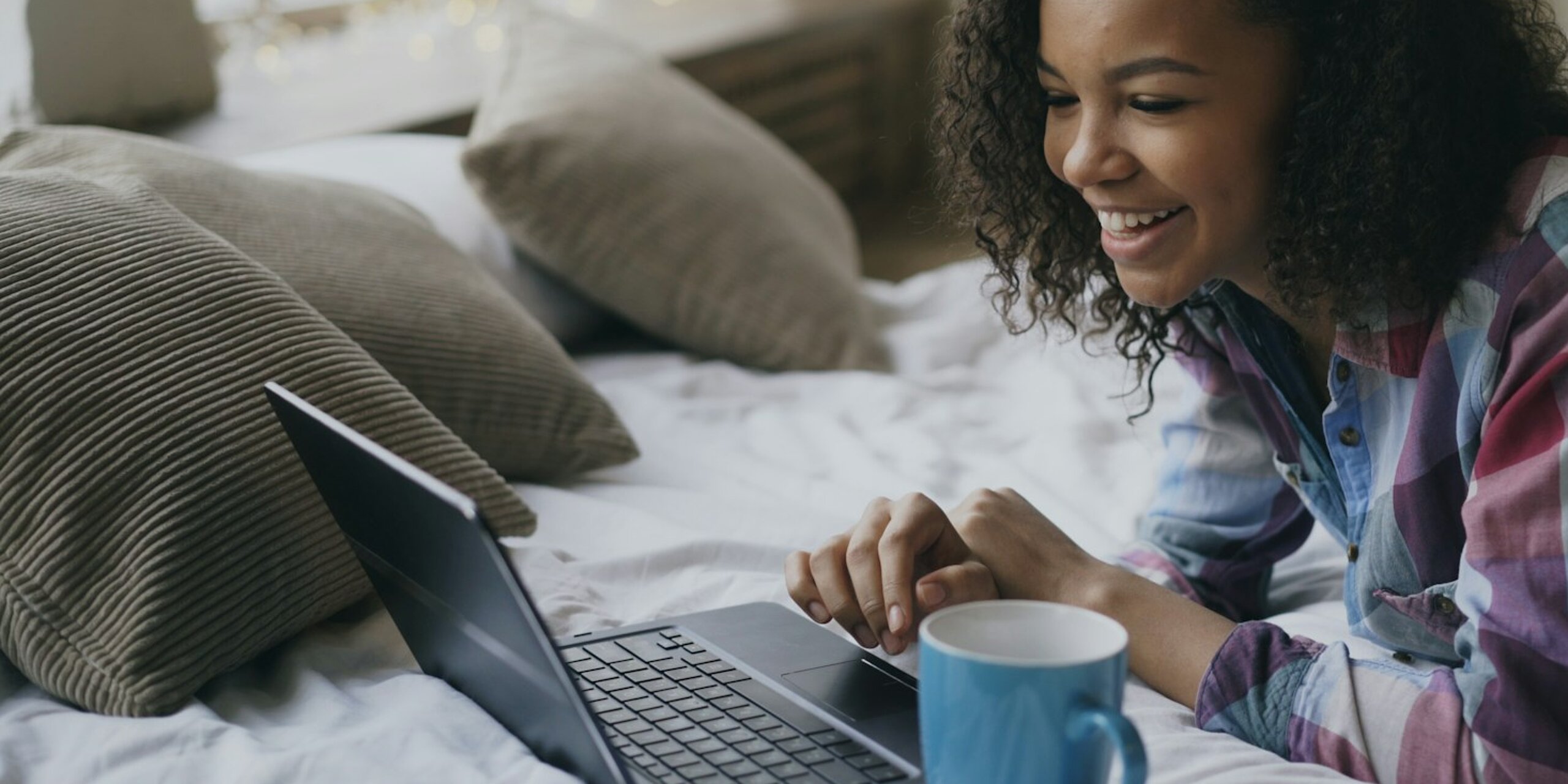 Eine Frau schaut in den Laptop.