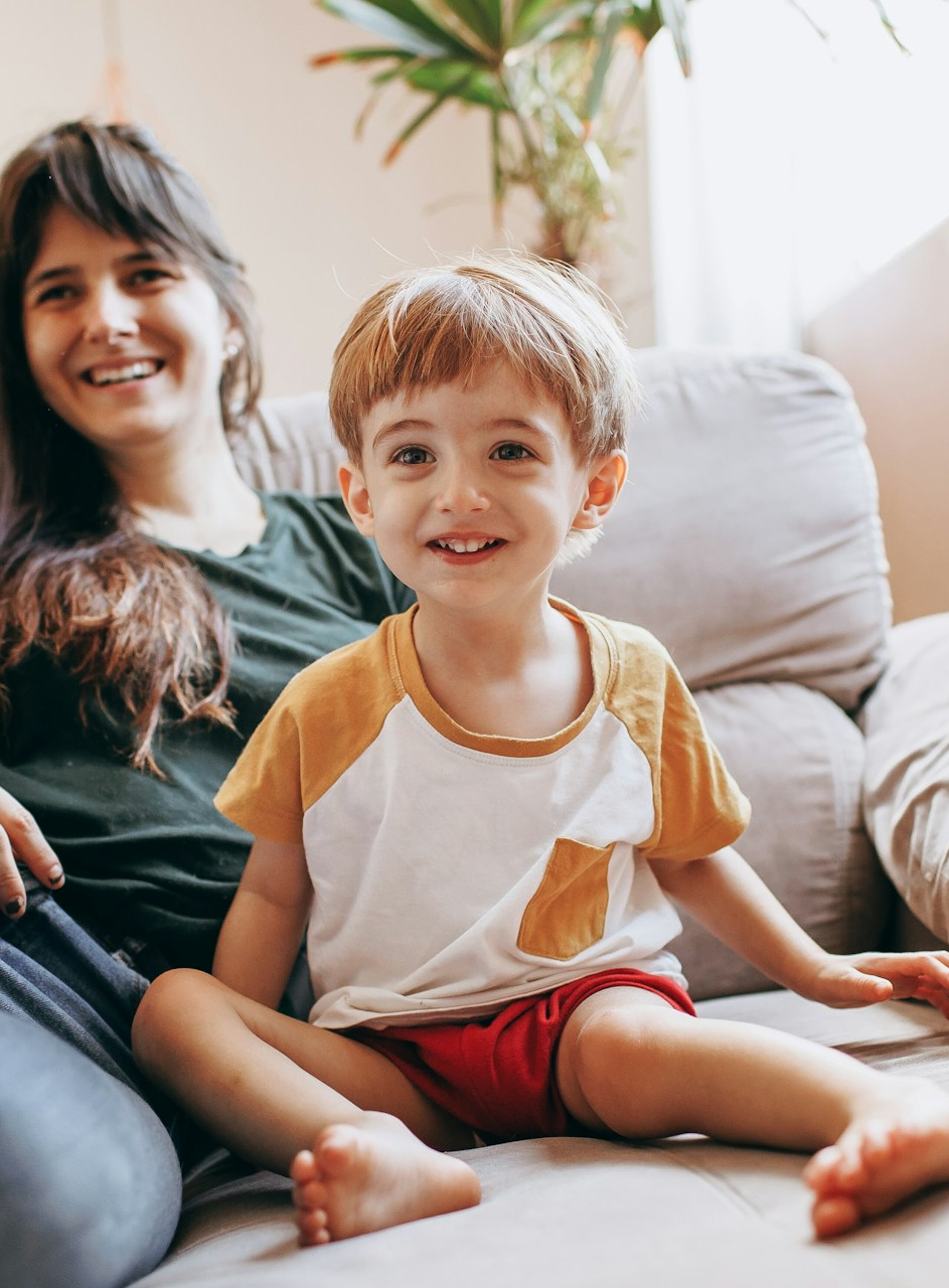 Mutter mit Kind Eine Mutter sitzt mit ihrem Sohn auf dem Sofa.