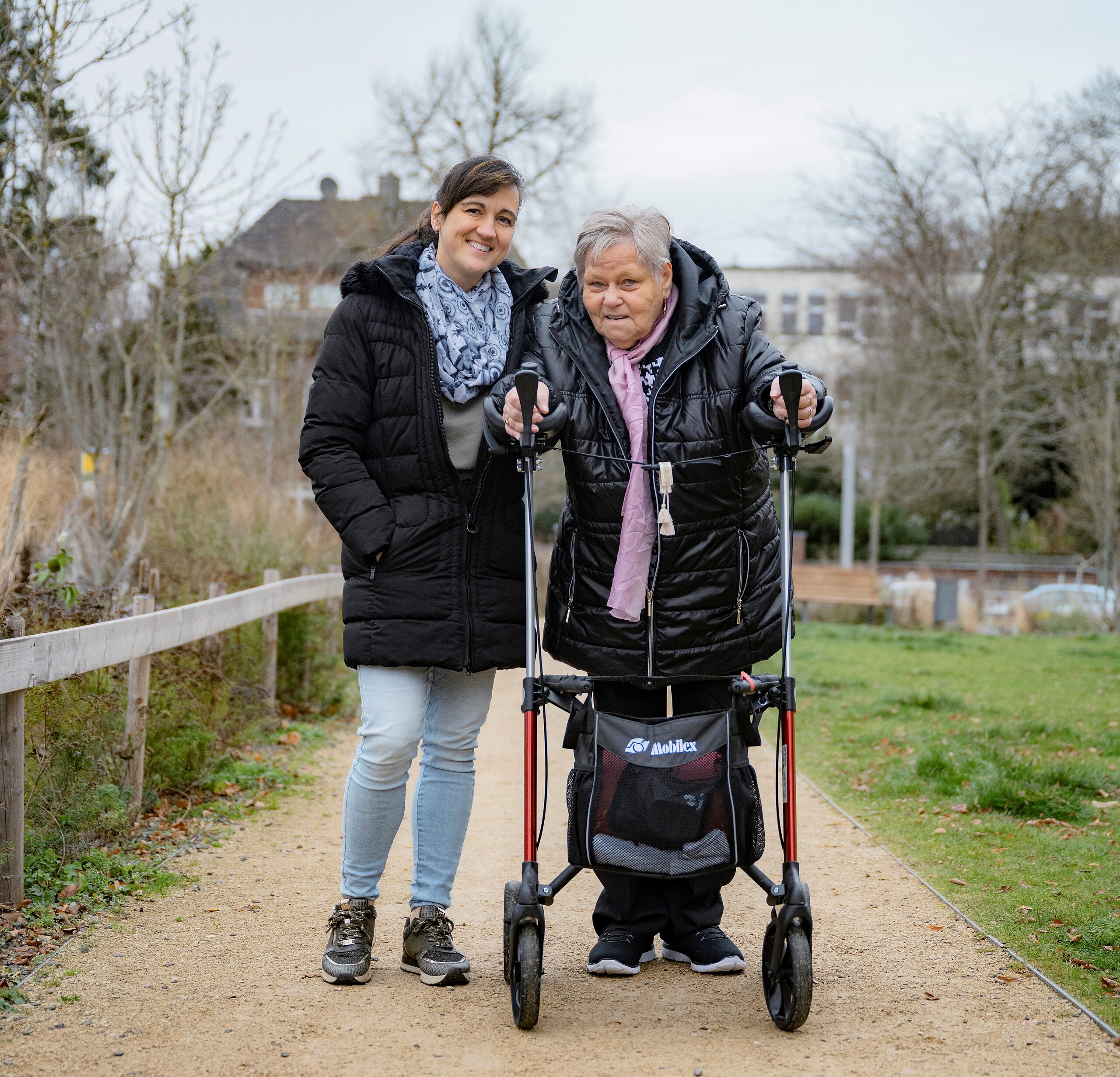 Ursel Kaiser bei einem Spaziergang mit dem Rollator in Begleitung.