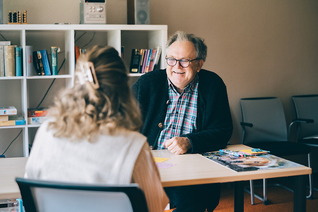 Ein Psychologe redet mit einer Patientin.