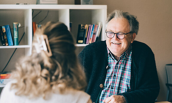 Ein Psychologe redet mit einer Patientin.