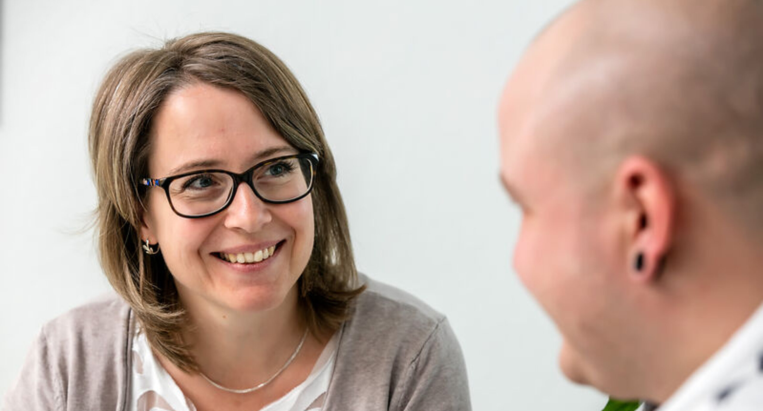 Gespräch Sozialarbeiterin Patient Eine Sozialarbeiterin führt einen Patientengespräch