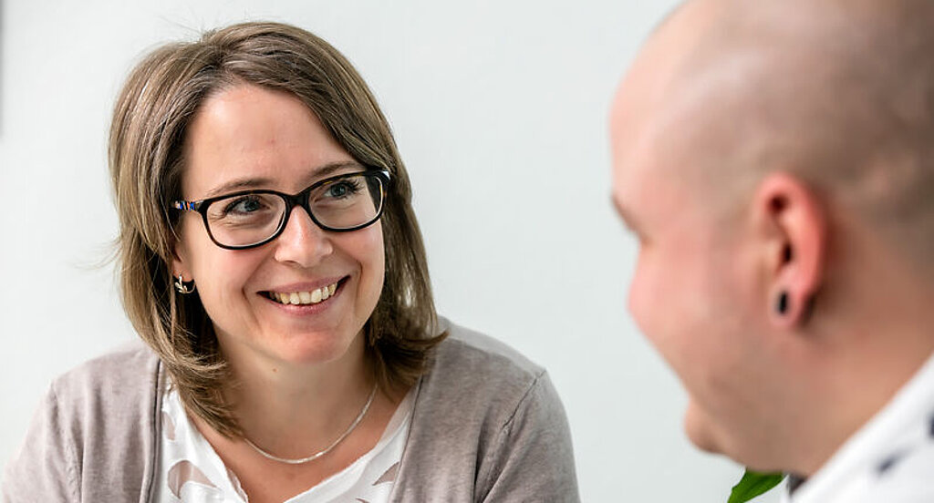 Gespräch Sozialarbeiterin Patient Eine Sozialarbeiterin führt einen Patientengespräch