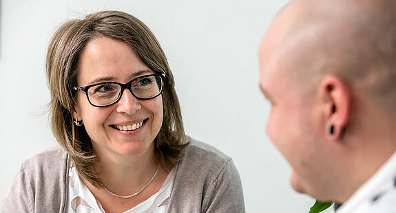 Gespräch Sozialarbeiterin Patient Eine Sozialarbeiterin führt einen Patientengespräch