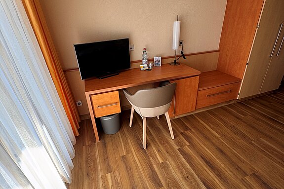 patientenzimmer privat schreibtisch
