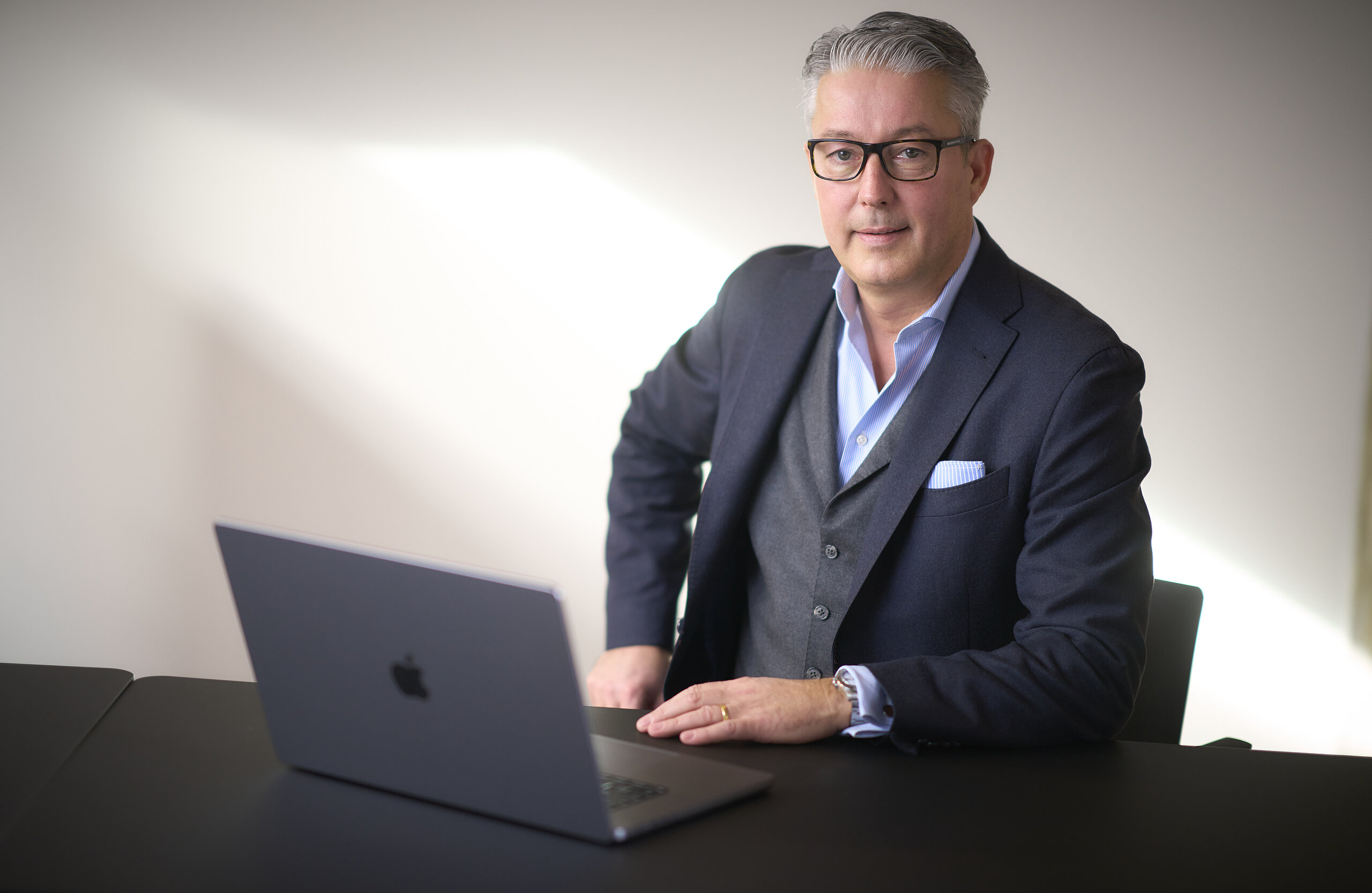 Neuer Klinikdirektor der Klinik im Hofgarten Marc Heise am Schreibtisch