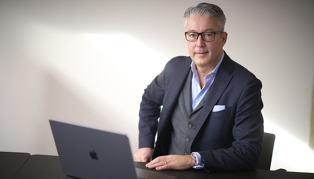 Neuer Klinikdirektor der Klinik im Hofgarten Marc Heise am Schreibtisch