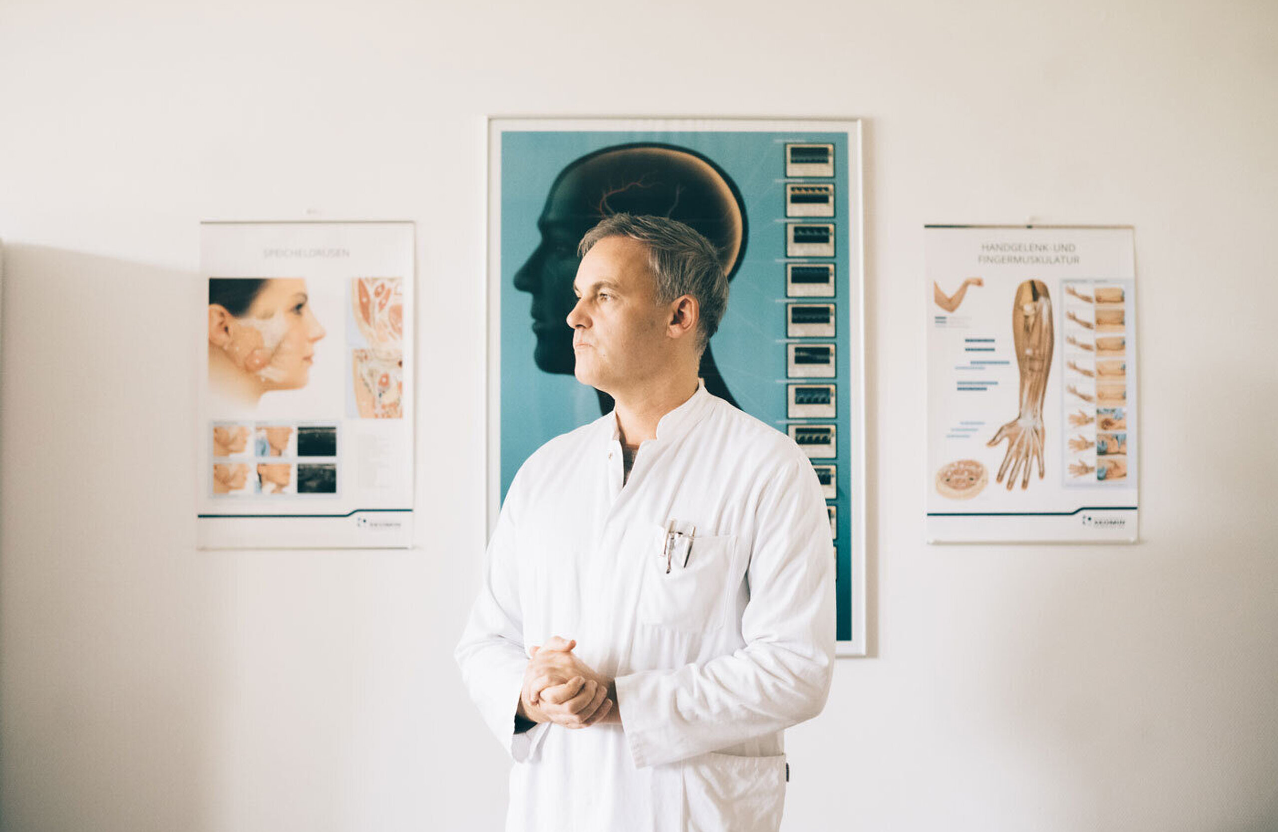 Dr. Dr. Markus Schlomm steht in seinem Behandlungszimmer.