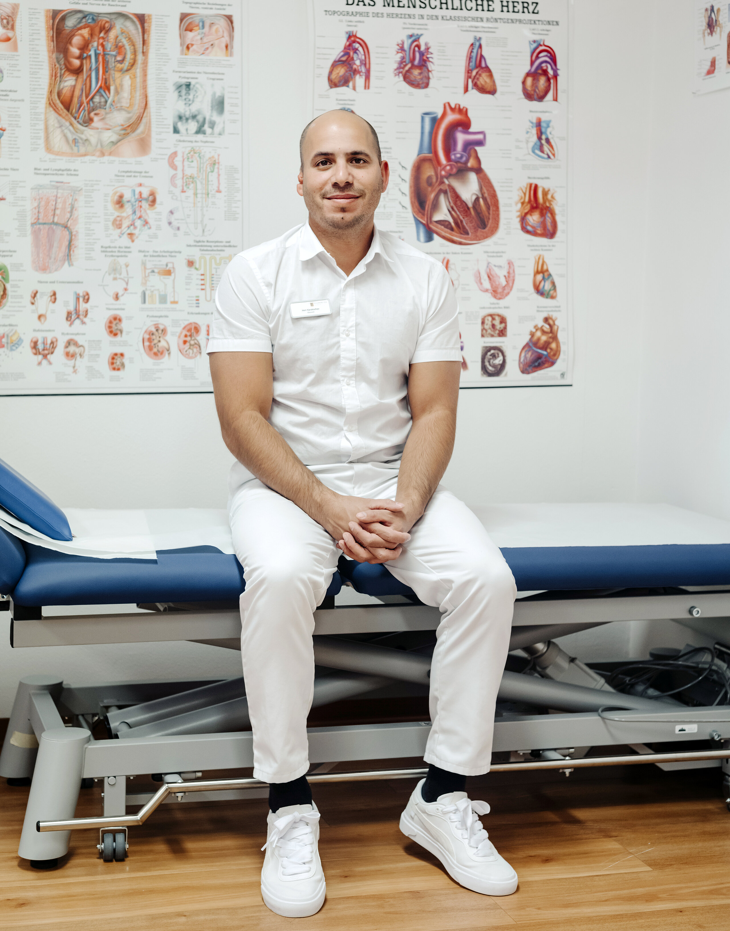 Lyubomir Karakochev sitzt in seinem Arztzimmer auf einer Bank.