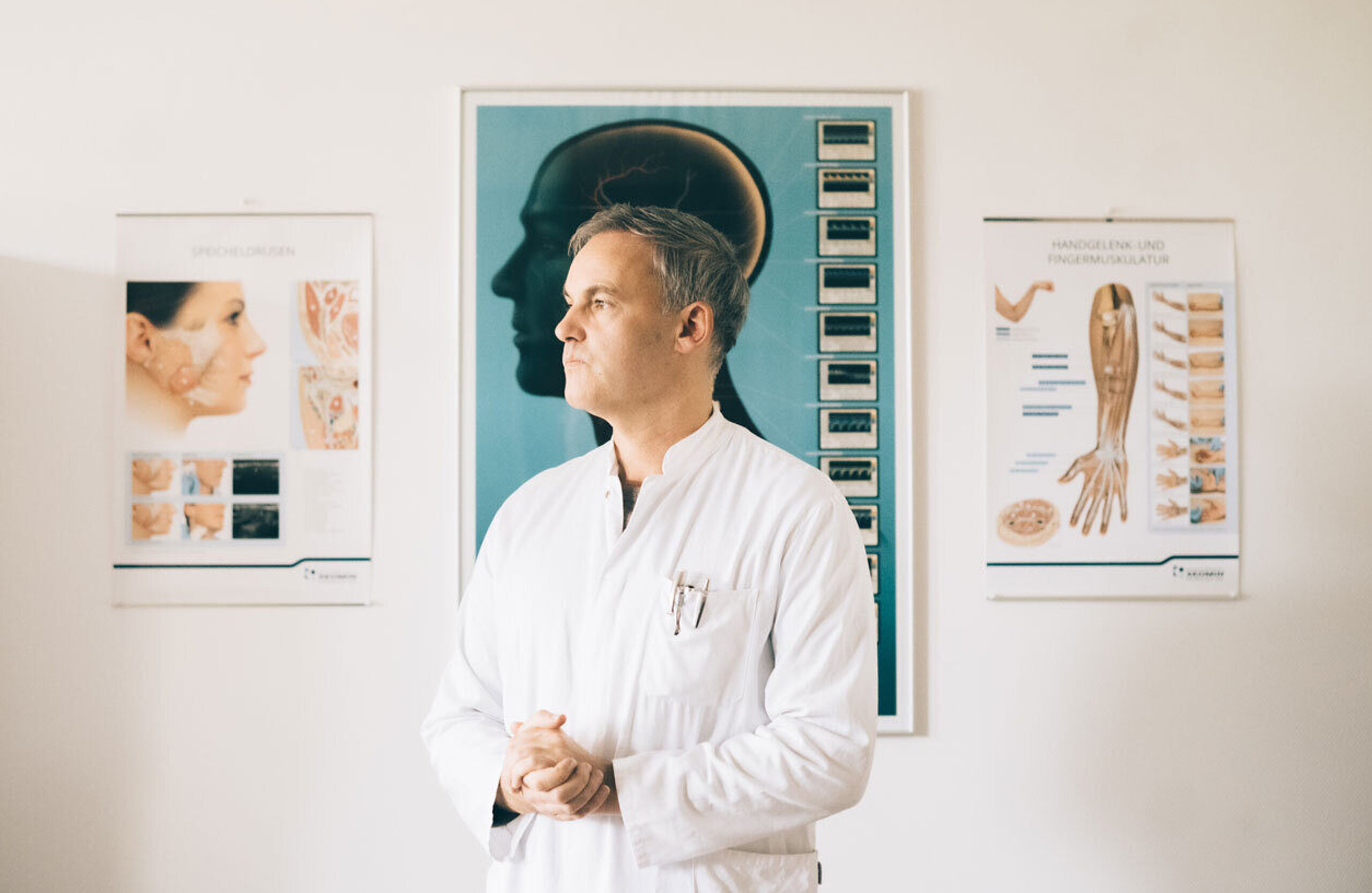 Dr. Dr. Schlomm steht in seiner Praxis.