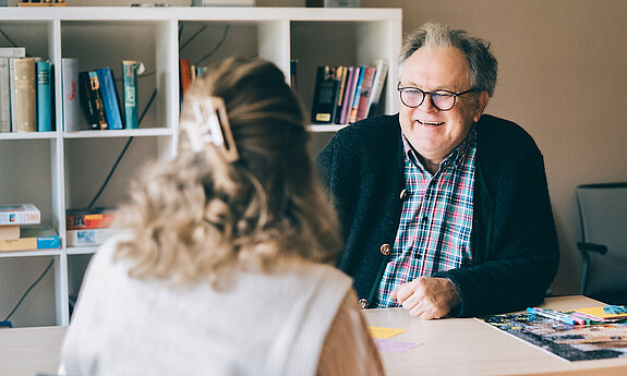 Ein Psychologe redet mit einer Patientin.