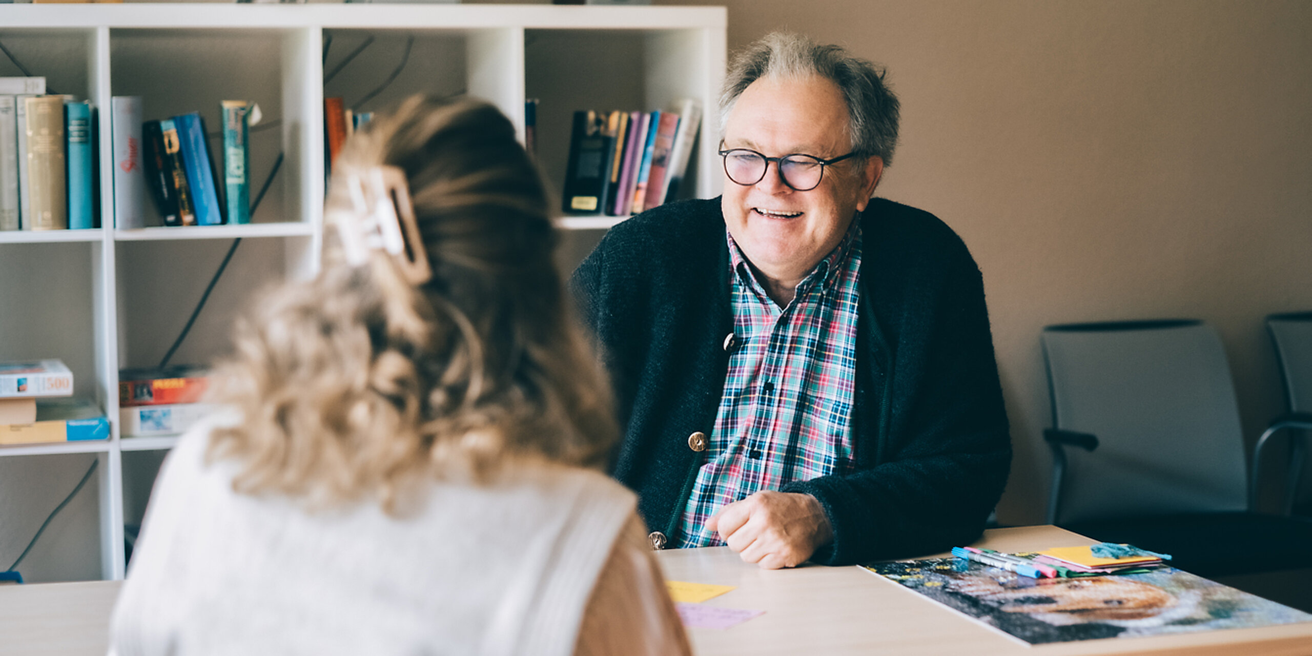 Ein Psychologe redet mit einer Patientin.