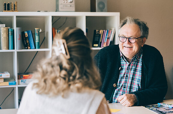 Psychotherapie Ein Psychologe redet mit einer Patientin.