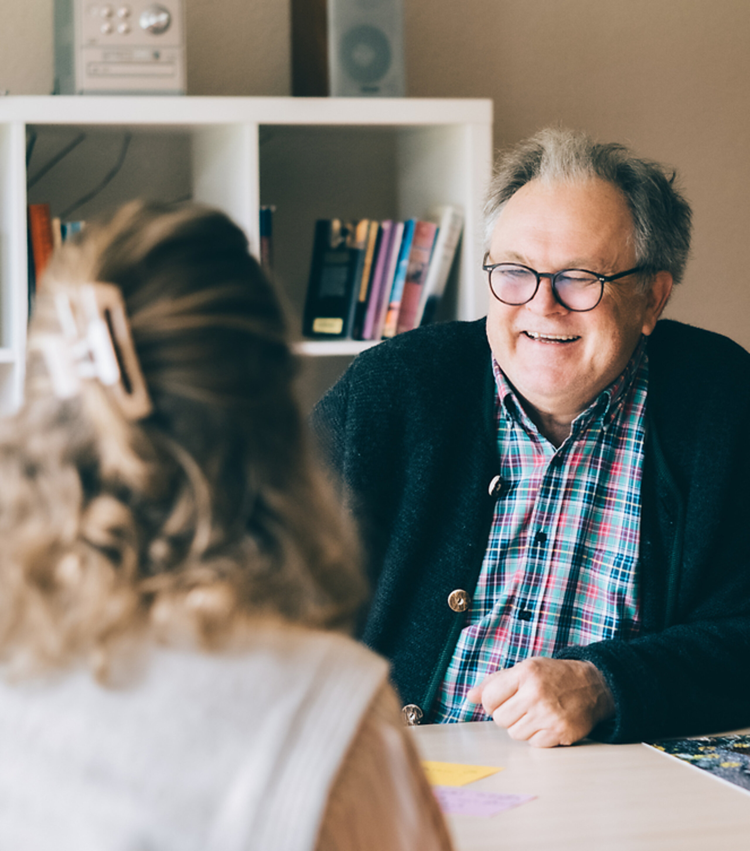 Psychotherapie Ein Psychologe redet mit einer Patientin.