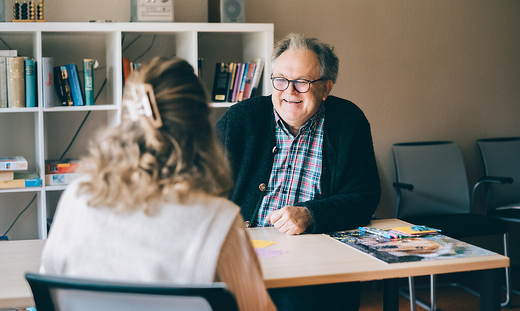 Ein Psychologe redet mit einer Patientin.