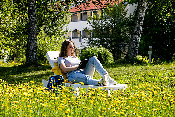 liegewiese rehaklinik frau auf der liegewiese