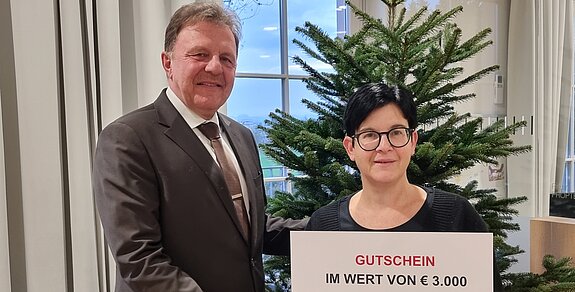 Horst Veile-Reiter übergibt einen Spendenscheck.
