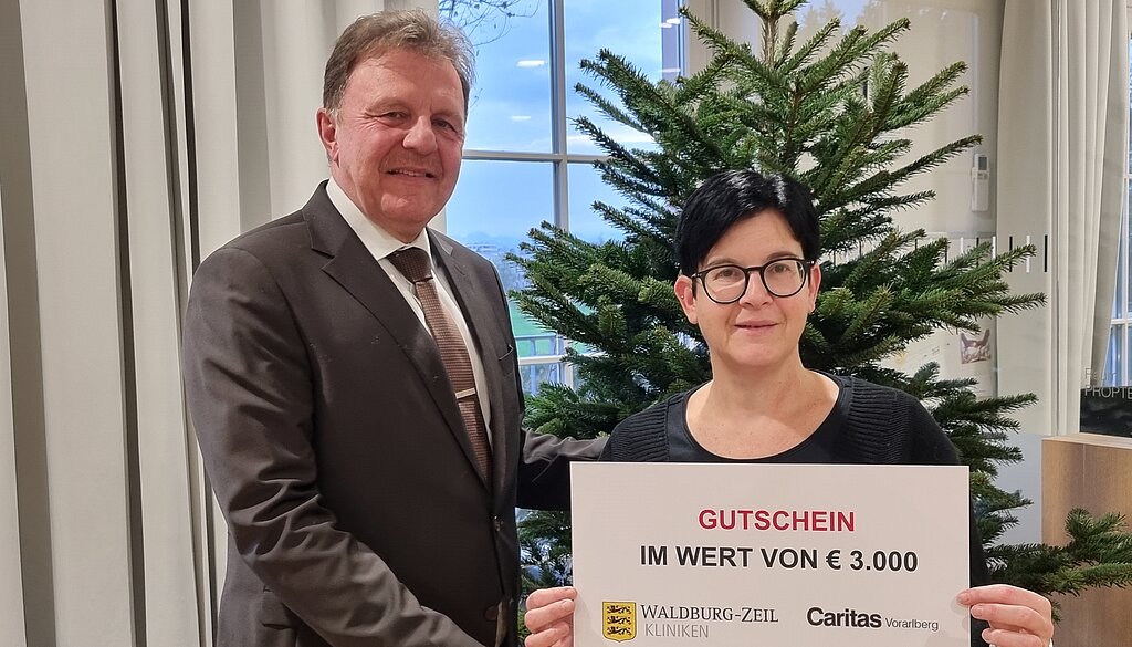 Horst Veile-Reiter übergibt einen Spendenscheck.