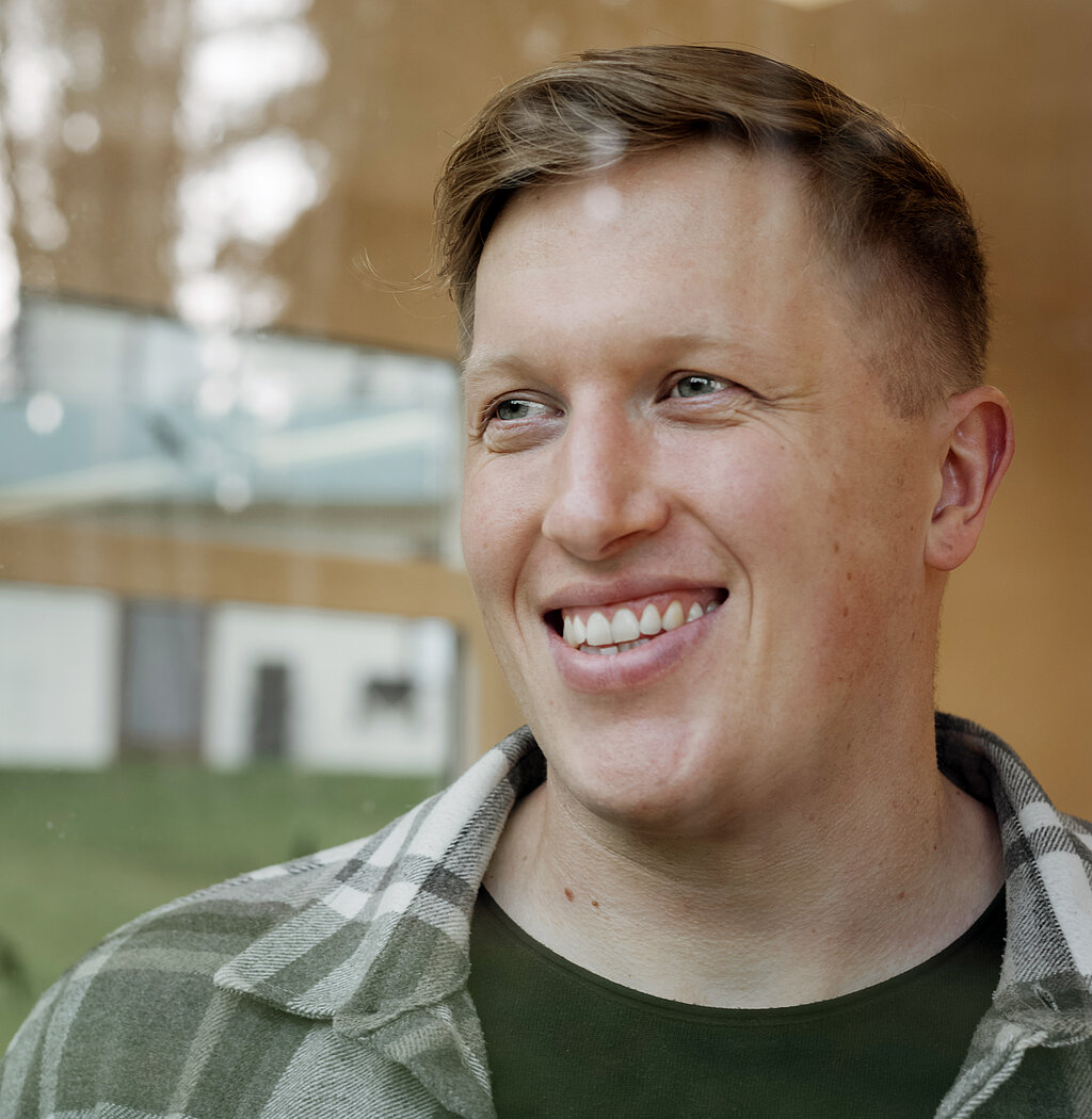 Jan Blaschko lächelt und schaut aus dem Fenster.