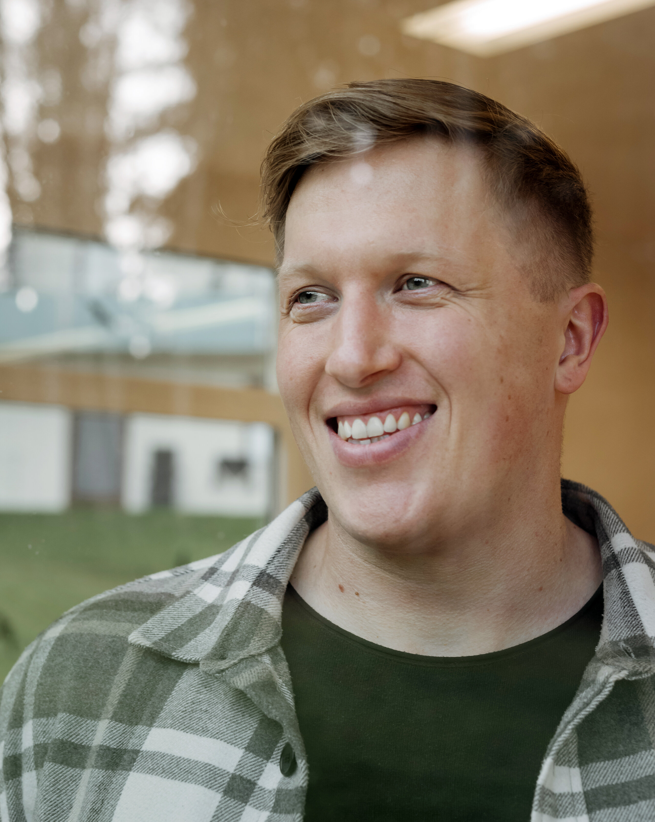 Jan Blaschko lächelt und schaut aus dem Fenster.