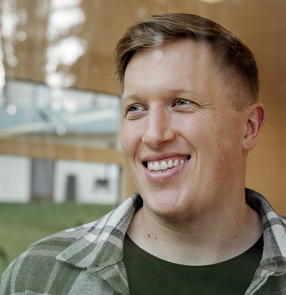 Jan Blaschko lächelt und schaut aus dem Fenster.