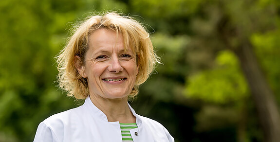 Chefärztin Orthopädie Dr. Kerstin Rohkohl Die orthopädische Chefärztin der Rehaklinik lächelt in die Kamera.