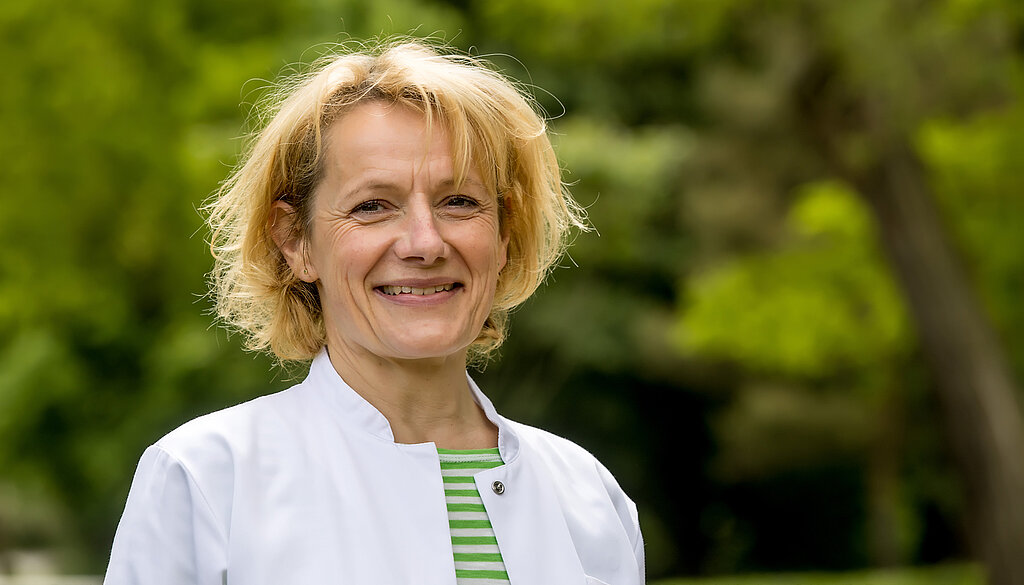 Chefärztin Orthopädie Dr. Kerstin Rohkohl Die orthopädische Chefärztin der Rehaklinik lächelt in die Kamera.