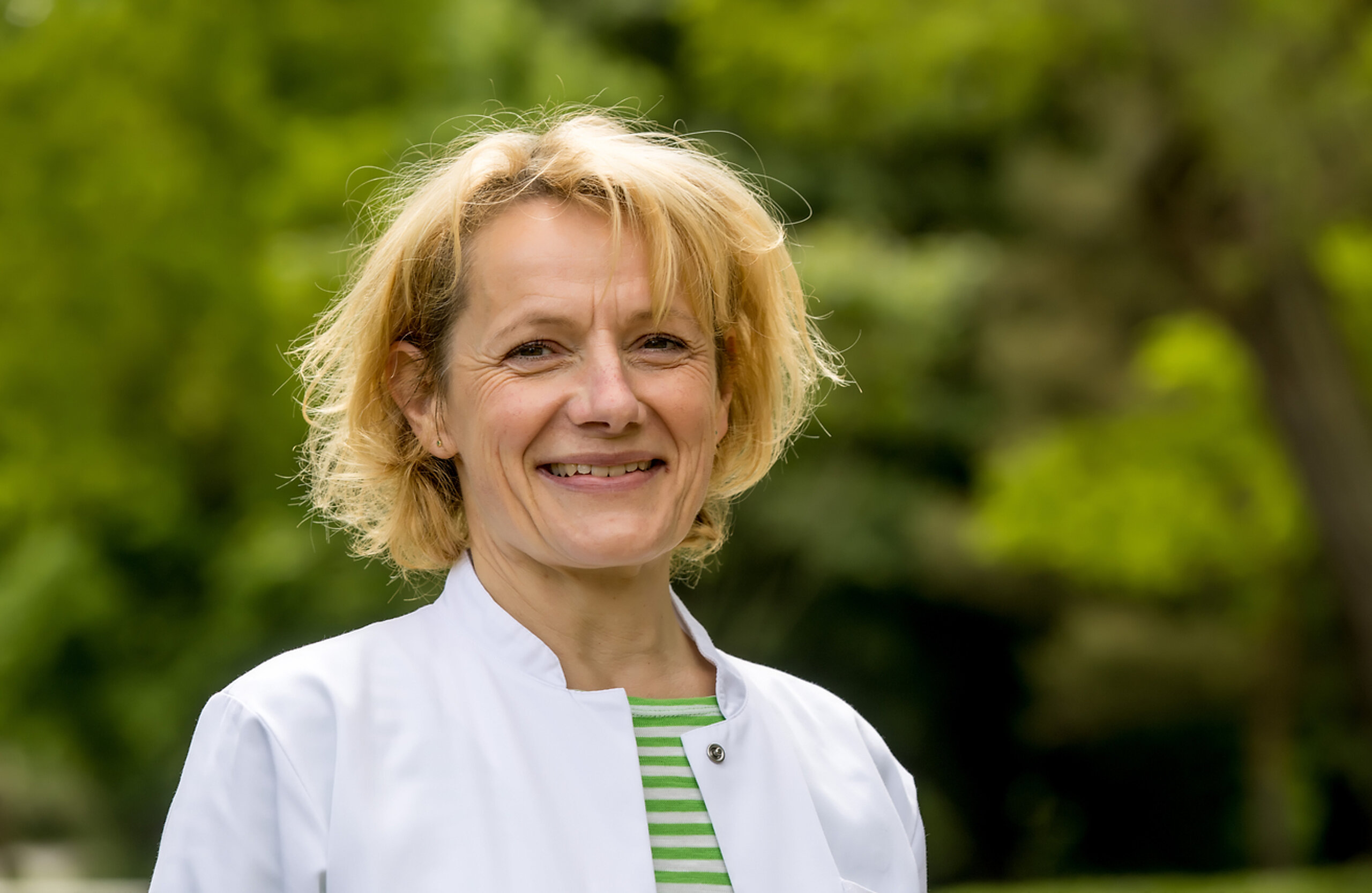 Chefärztin Orthopädie Dr. Kerstin Rohkohl Die orthopädische Chefärztin der Rehaklinik lächelt in die Kamera.