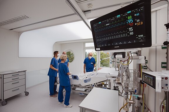Visite_Intensivstation.jpg Ärztliche Visite auf der Intensivstation.