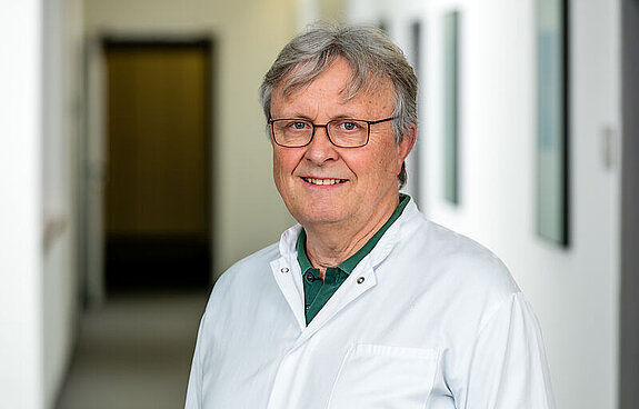 Dr. Schmucker, Chefarzt der Kardiologie