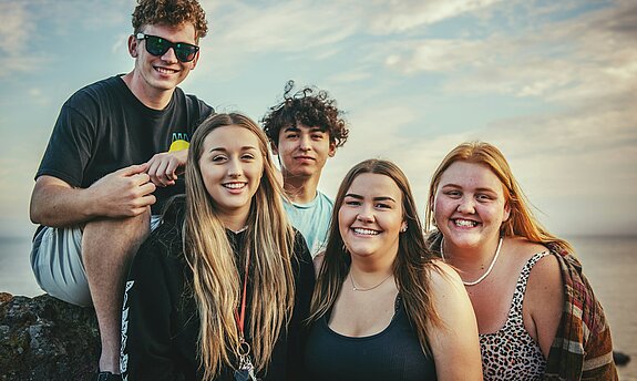 Fünf junge Menschen in der Gruppe.