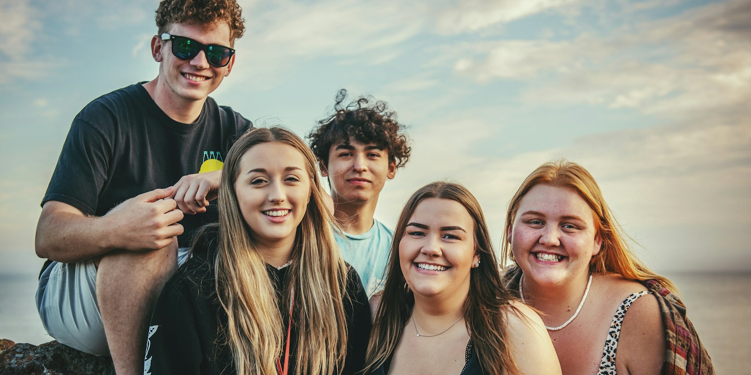 Fünf junge Menschen in der Gruppe.