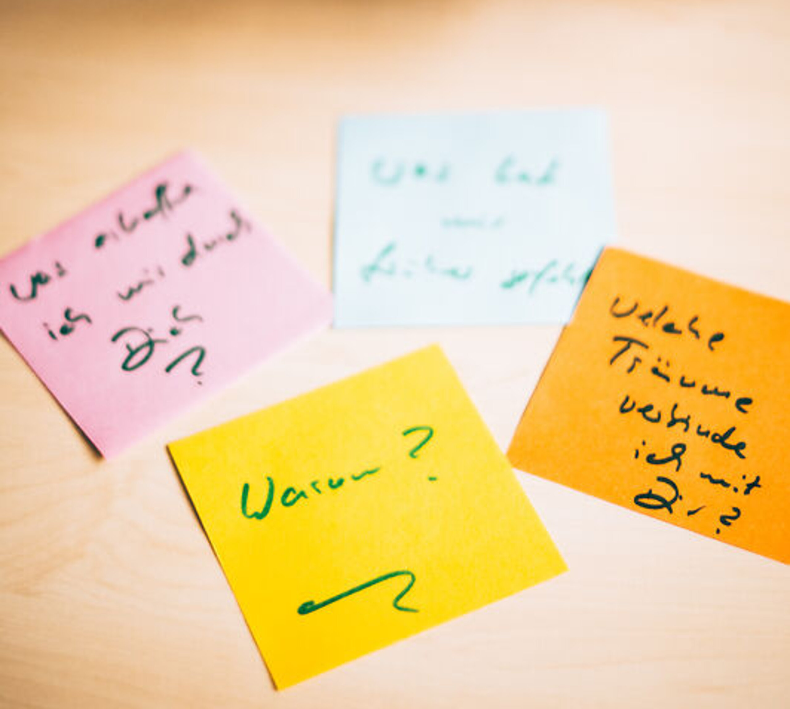 Bunte Notizzettel mit der Frage "Warum?"